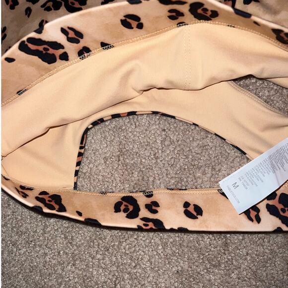 New Fabletics On-The-Go Midi Sports Bra II Desert Leopard size M - Picture 4 of 8